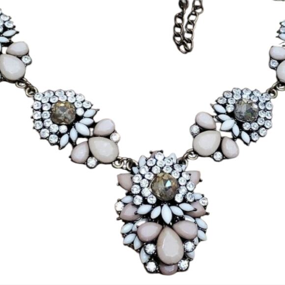 Treska Gorgeous pink and white statement necklace - Picture 4 of 5